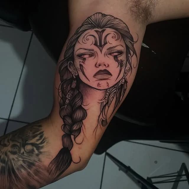 Tatuagem estilo Blackwork feita por Jeff Tattoo — estúdio de tatuagem em Gaspar, SC