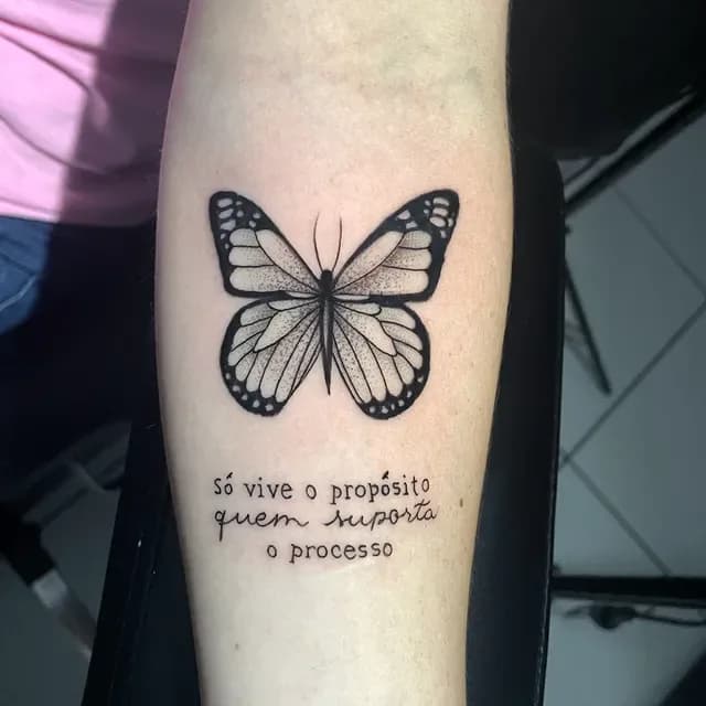 Tatuagem estilo Blackwork feita por Jeff Tattoo — estúdio de tatuagem em Gaspar, SC