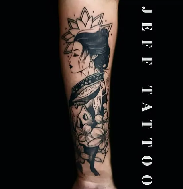 Tatuagem estilo Blackwork feita por Jeff Tattoo — estúdio de tatuagem em Gaspar, SC
