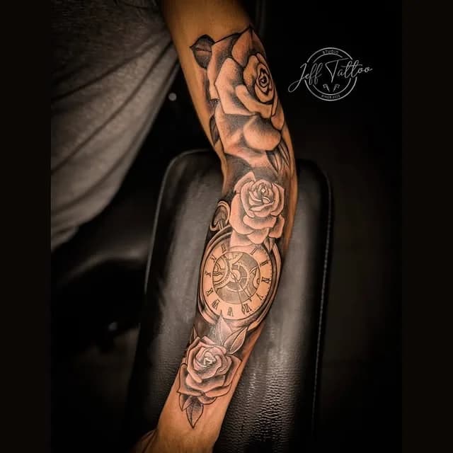Tatuagem estilo Blackwork feita por Jeff Tattoo — estúdio de tatuagem em Gaspar, SC