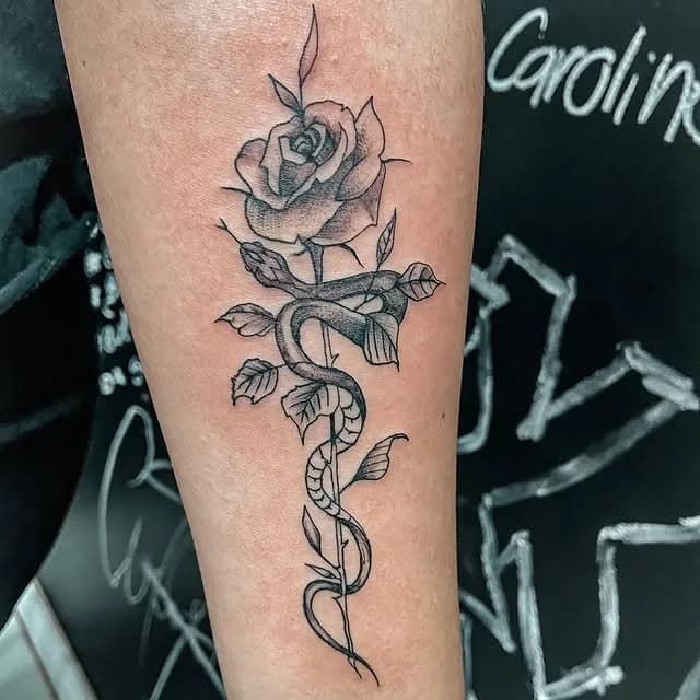 Tatuagem estilo Blackwork feita por Jeff Tattoo — estúdio de tatuagem em Gaspar, SC