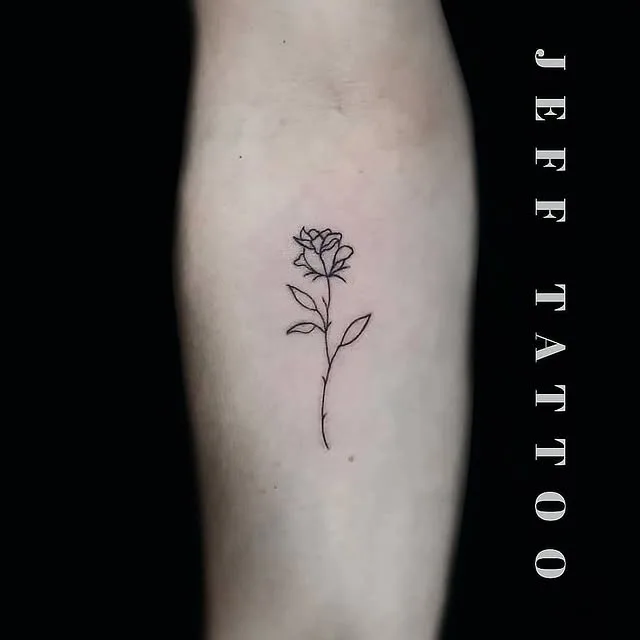Tatuagem estilo Fineline feita por Jeff Tattoo — estúdio de tatuagem em Gaspar, SC