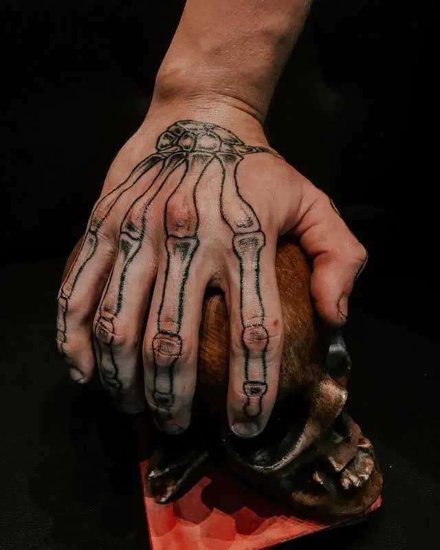 Tatuagem estilo Fineline feita por Jeff Tattoo — estúdio de tatuagem em Gaspar, SC
