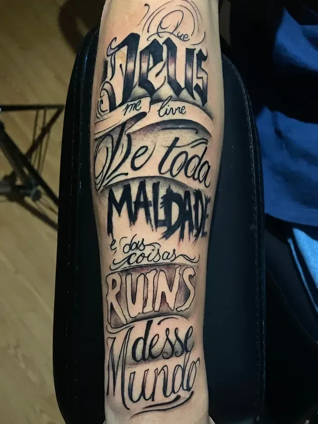 Tatuagem estilo Lettering feita por Jeff Tattoo — estúdio de tatuagem em Gaspar, SC